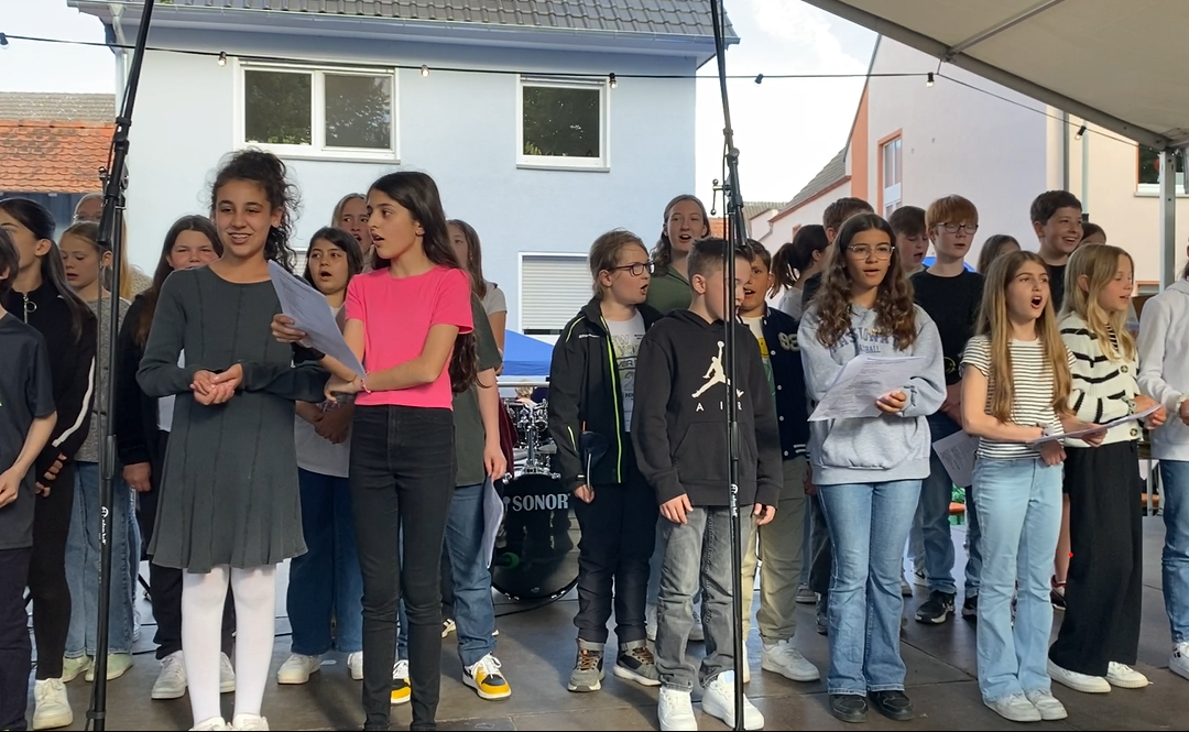 Auftritt der Schulband und des Projektchores der AFS beim Gemeindefest in Langgöns